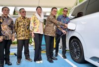 Menteri Perdagangan RI, Budi Santoso [kedua dari kanan] bersama Wakil Menteri Perdagangan RI, Dyah Roro Esti Widya Putri [tengah], Direktur Utama PLN, Darmawan Prasodjo [kanan] Sekretaris Jenderal Kementerian Perdagangan RI, Isy Karim [kedua dari kiri], dan Direktur Retail dan Niaga PLN, Adi Priyanto [kiri] melakukan simulasi pengisian daya mobil listrik di SPKLU Kementerian Perdagangan RI pada Kamis 5 Maret 2026.