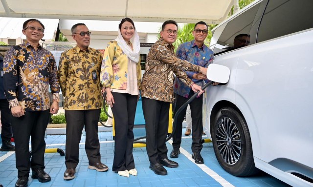Menteri Perdagangan RI, Budi Santoso [kedua dari kanan] bersama Wakil Menteri Perdagangan RI, Dyah Roro Esti Widya Putri [tengah], Direktur Utama PLN, Darmawan Prasodjo [kanan] Sekretaris Jenderal Kementerian Perdagangan RI, Isy Karim [kedua dari kiri], dan Direktur Retail dan Niaga PLN, Adi Priyanto [kiri] melakukan simulasi pengisian daya mobil listrik di SPKLU Kementerian Perdagangan RI pada Kamis 5 Maret 2026.