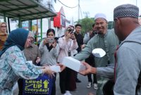 Ketua TP-PKK Kota Palembang, Dewi Sastrani, menunjukkan semangat berbagi dengan menggandeng RA Group dalam aksi sosial pembagian takjil gratis di depan Kantor Wali Kota Palembang, Senin 9 Maret 2026.