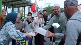 Ketua TP-PKK Kota Palembang, Dewi Sastrani, menunjukkan semangat berbagi dengan menggandeng RA Group dalam aksi sosial pembagian takjil gratis di depan Kantor Wali Kota Palembang, Senin 9 Maret 2026.
