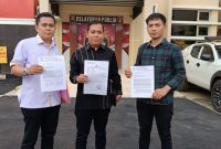 Kuasa Hukum pelapor [Muhajir Adha], Imron Ahmad SH MH, didampingi rekan sejawatnya Fauzi SPd SH dan Erfian SH usai melaporkan Bos BST ke SPKT Polda Sumsel.