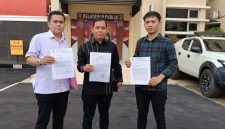 Kuasa Hukum pelapor [Muhajir Adha], Imron Ahmad SH MH, didampingi rekan sejawatnya Fauzi SPd SH dan Erfian SH usai melaporkan Bos BST ke SPKT Polda Sumsel.