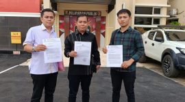 Kuasa Hukum pelapor [Muhajir Adha], Imron Ahmad SH MH, didampingi rekan sejawatnya Fauzi SPd SH dan Erfian SH usai melaporkan Bos BST ke SPKT Polda Sumsel.