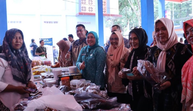 Dharma Wanita Persatuan Dinas Pemadam Kebakaran dan Penyelamatan [DWP DPKP] atau Damkar Kota Palembang menggelar Bazar UMKM Ramadan di halaman kantor Dinas PKP, Jumat 13 Maret 2026.
