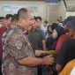 Pemerintah Kabupaten Asahan menyerahkan bantuan sembako untuk kaum dhuafa pada Jumat 13 Maret 2026, di Gedung Serba Guna Kabupaten Asahan.