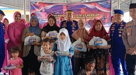Direktorat Polisi Perairan dan Udara [Ditpolairud] Polda Sumsel membagikan paket takjil, santap berbuka puasa, dan sembako kepada masyarakat pesisir di sekitar Markas Komando [Mako] Ditpolairud, Jumat 13 Maret 2026.