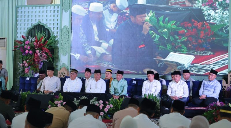 Ratusan masyarakat bersama tokoh agama, Wali Kota Palembang  H Ratu Dewa dan pejabat daerah menghadiri acara mengenang 40 hari wafatnya Kms Haji A Halim Ali bin Kms. Ali, seorang tokoh masyarakat yang dikenal luas atas kepeduliannya terhadap sosial dan keagamaan.
