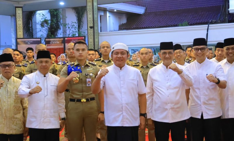 Gubernur Sumsel H Herman Deru saat menghadiri silaturahmi dan buka puasa bersama Dewan Pengurus Provinsi Ikatan Keluarga Alumni Pendidikan Tinggi Kepamongprajaan Sumatera Selatan serta para Praja IPDN di Griya Agung, Palembang, Minggu 15 Maret 2026.