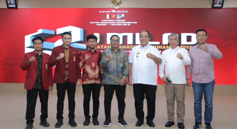 Bupati Asahan Taufik Zainal Abidin Siregar SSos MSi menghadiri peringatan Milad ke-62 Ikatan Mahasiswa Muhammadiyah [IMM] yang digelar pada Senin 16 Maret 2026, di Aula Melati Kantor Bupati Asahan.