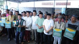 Wali Kota Palembang Ratu Dewa turun langsung membagikan takjil kepada warga dalam program “Berbagi Takjil Berkah Ramadhan” yang digelar Lazisnu PWNU Sumsel di kawasan Jalan KH Azhari, Selasa 17 Maret 2026.