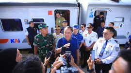 Wakil Gubernur Sumatera Selatan H Cik Ujang memberikan keternagan setelah secara resmi melepas peserta program Mudik Gratis Lebaran 1447 Hijriah menggunakan moda transportasi kereta api di Stasiun Kertapati, Palembang, Selasa 17 Maret 2026, pagi.