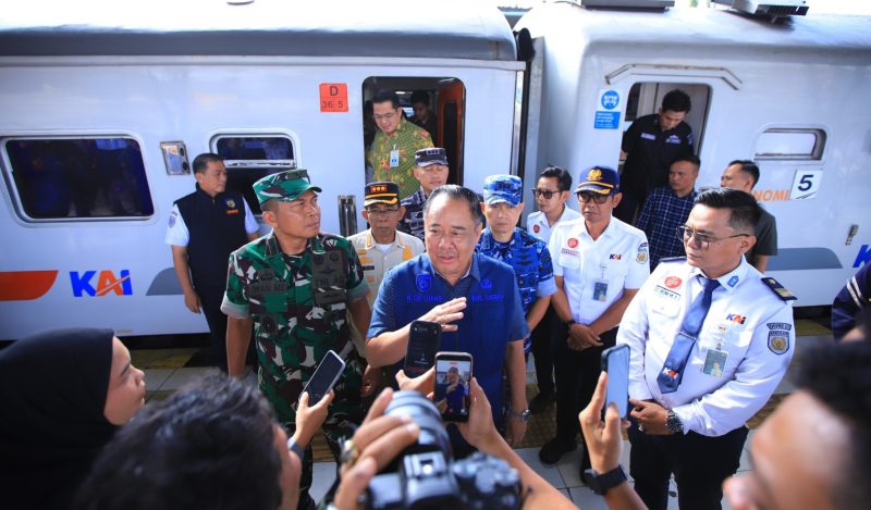 Wakil Gubernur Sumatera Selatan H Cik Ujang memberikan keternagan setelah secara resmi melepas peserta program Mudik Gratis Lebaran 1447 Hijriah menggunakan moda transportasi kereta api di Stasiun Kertapati, Palembang, Selasa 17 Maret 2026, pagi.