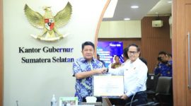 Gubernur Sumatera Selatan [Sumsel] Dr H Herman Deru resmi menerima Sertifikat Hak Pengelolaan [HPL] Mozaik 5 dan Mozaik 6 atas nama Pemerintah Provinsi Sumsel. Penyerahan dilakukan di Kantor Gubernur Sumsel, Selasa 17 Maret 2026.