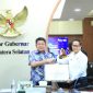 Gubernur Sumatera Selatan [Sumsel] Dr H Herman Deru resmi menerima Sertifikat Hak Pengelolaan [HPL] Mozaik 5 dan Mozaik 6 atas nama Pemerintah Provinsi Sumsel. Penyerahan dilakukan di Kantor Gubernur Sumsel, Selasa 17 Maret 2026.