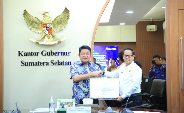 Gubernur Sumatera Selatan [Sumsel] Dr H Herman Deru resmi menerima Sertifikat Hak Pengelolaan [HPL] Mozaik 5 dan Mozaik 6 atas nama Pemerintah Provinsi Sumsel. Penyerahan dilakukan di Kantor Gubernur Sumsel, Selasa 17 Maret 2026.
