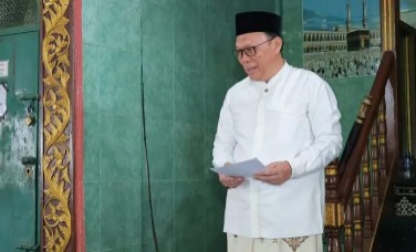 Plt Asisten I Pemerintah Kota Palembang, Akhmad Bastari, melaksanakan salat Idul Fitri 1447 Hijriah di Masjid Alfathul Akbar, Simpang Jakabaring, Sabtu 21 Maret 2026.