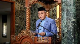 Sekretaris Daerah Kota Palembang, Aprizal Hasyim, melaksanakan Sholat Idul Fitri bersama masyarakat di Masjid Darusaa’id Palembang, pada pagi Sabtu 21 Maret 2026.