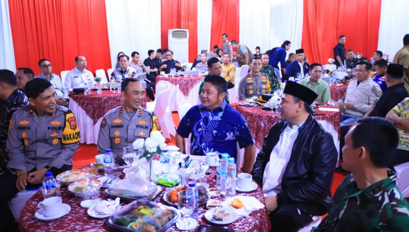 Gubernur Sumatera Selatan Dr H Herman Deru saat mengikuti video conference Sistem Keamanan dan Ketertiban Lingkungan pada malam takbiran dan menjelang Idulfitri 1447 Hijriah, Jumat 20 Maret 2026.