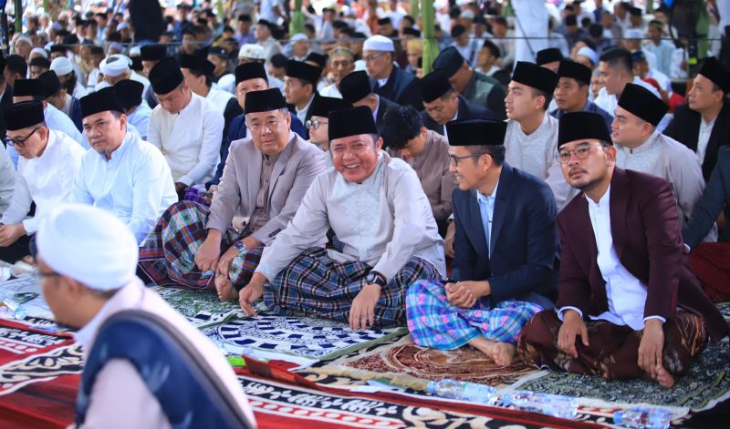 Gubernur Herman Deru bersama Wagub Cik Ujang melaksanakan salat Idul Fitri 1 Syawal 1447 Hijriah Tahun 2026 di Masjid Sultan Mahmud Badaruddin Jayo Wikramo, Sabtu 21 Maret 2026 pagi.