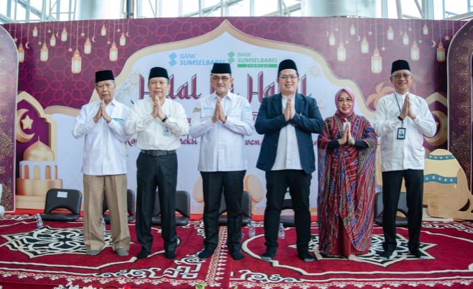 Suasana penuh kebersamaan pasca perayaan Idulfitri 1447 Hijriah, Bank Sumsel Babel menyelenggarakan kegiatan Halal Bihalal, berlangsung di Kantor Pusat Bank Sumsel Babel, Palembang, hari ini, Rabu 25 Maret 2026.