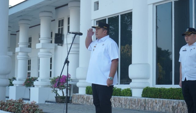 Bupati Asahan Taufik Zainal Abidin Siregar SSos MSi memimpin Apel Perdana Pasca Idul Fitri 1447 Hijriah pada Rabu 25 Maret 2026, pukul 07.30 WIB di Halaman Kantor Bupati Asahan.