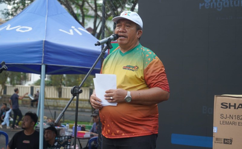 Bupati Asahan Taufik Zainal Abidin saat memberikan sambutan dalam gelaran Fun Run 5K dan jalan santai bertajuk “Asahan Berlebarun”, Minggu 29 Maret 2026.