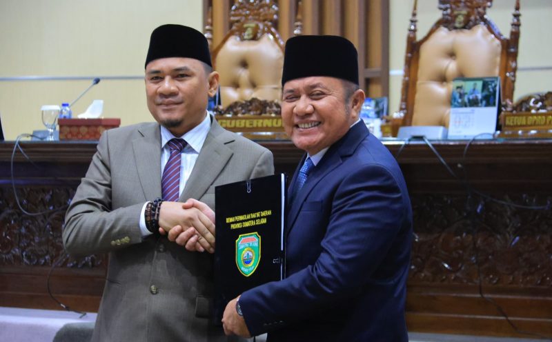 Gubernur Sumsel Dr H Herman Deru menyampaikan Laporan Keterangan Pertanggungjawaban [LKPJ] Tahun Anggaran 2025 dalam Rapat Paripurna XXXIII DPRD Provinsi Sumatera Selatan yang digelar di Ruang Rapat Paripurna DPRD Sumsel, Palembang, Senin 30 Maret 2026.