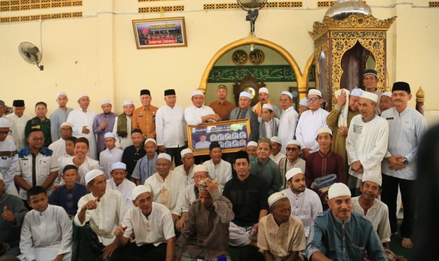 Gubernur Sumatera Selatan [Sumsel] Dr H Herman Deru melaksanakan kegiatan Safari Jumat di Masjid Ruziqna, Lorong Arriyadh, Kelurahan 13 Ulu, Kecamatan Seberang Ulu II, Palembang, Jumat 27 Maret 2026.