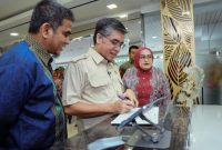 Menteri Ketenagakerjaan [Menaker] Yassierli meninjau langsung Posko Tunjangan Hari Raya [THR] dan Bonus Hari Raya [BHR] Keagamaan Tahun 2026 yang dibuka oleh Kementerian Ketenagakerjaan [Kemnaker]. [Foto: Biro Humas Kemnaker]