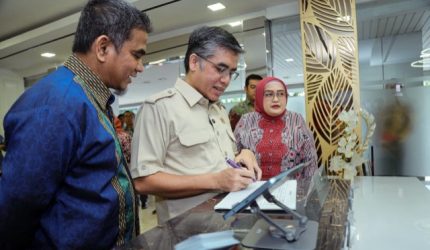 Menteri Ketenagakerjaan [Menaker] Yassierli meninjau langsung Posko Tunjangan Hari Raya [THR] dan Bonus Hari Raya [BHR] Keagamaan Tahun 2026 yang dibuka oleh Kementerian Ketenagakerjaan [Kemnaker]. [Foto: Biro Humas Kemnaker]
