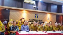 Wali Kota Prabumulih diwakili Staf Ahli Wali Kota Bidang Ekonomi, Keuangan, dan Pembangunan, Mulyadi Karoman SPd MSi menghadiri Rapat Pengharmonisasian Rancangan Peraturan Daerah [Raperda] dan Rancangan Peraturan Wali Kota [Raperwali] Kota Prabumulih yang digelar di Kantor Wilayah Kementerian Hukum dan Hak Asasi Manusia Republik Indonesia Sumatera Selatan, Palembang, Selasa 24 Februari 2026.