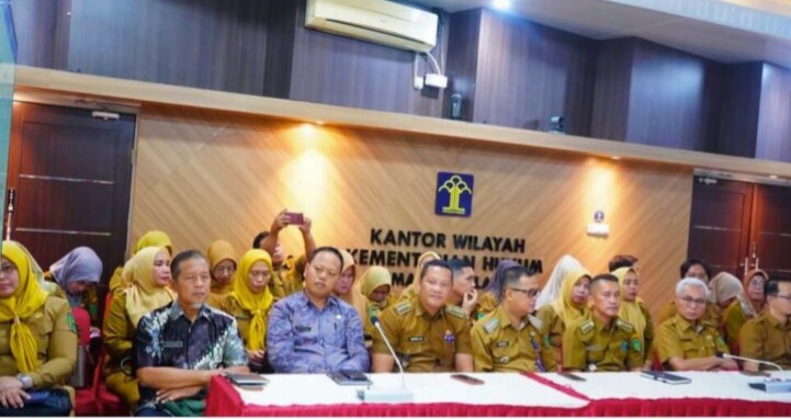 Wali Kota Prabumulih diwakili Staf Ahli Wali Kota Bidang Ekonomi, Keuangan, dan Pembangunan, Mulyadi Karoman SPd MSi menghadiri Rapat Pengharmonisasian Rancangan Peraturan Daerah [Raperda] dan Rancangan Peraturan Wali Kota [Raperwali] Kota Prabumulih yang digelar di Kantor Wilayah Kementerian Hukum dan Hak Asasi Manusia Republik Indonesia Sumatera Selatan, Palembang, Selasa 24 Februari 2026.