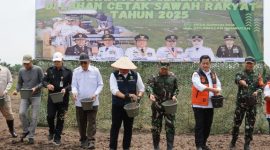 Gubernur Sumatera Selatan [Sumsel] Dr H Herman Deru memimpin langsung kegiatan tanam padi serentak di lahan cetak sawah rakyat di Desa Sungai Dua, Kecamatan Rambutan, Kabupaten Banyuasin, Jumat 27 Maret 2026.