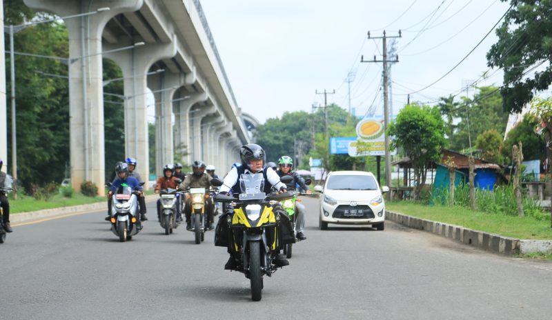 Gubernur Sumatera Selatan [Sumsel] Dr H Herman Deru bersama jajaran Kepala Organisasi Perangkat Daerah [OPD] Provinsi Sumsel melakukan kunjungan kerja dengan mengendarai sepeda motor menuju Kabupaten Banyuasin, Jumat 27 Maret 2026.