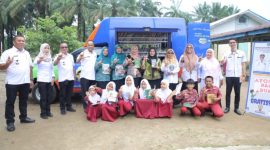 Bunda Literasi Kabupaten Asahan, Yusnila Indriati Taufik, melakukan peninjauan langsung layanan Perpustakaan Keliling di SDN 015927 Padang Sipirok, Kecamatan Aek Ledong, Kabupaten Asahan, Rabu 1 April 2026.