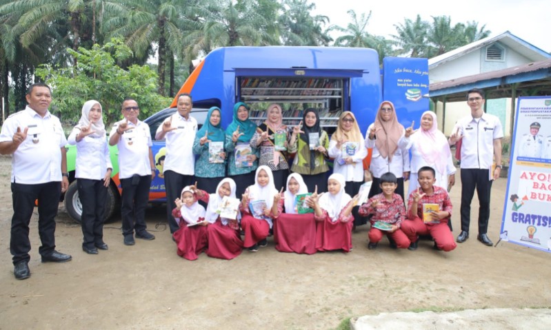 Bunda Literasi Kabupaten Asahan, Yusnila Indriati Taufik, melakukan peninjauan langsung layanan Perpustakaan Keliling di SDN 015927 Padang Sipirok, Kecamatan Aek Ledong, Kabupaten Asahan, Rabu 1 April 2026.