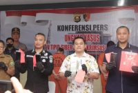 Direktur Reserse Kriminal Khusus Polda Sumsel, Kombes Pol Doni Satrya memberikan keterangan pers soal pengungkapan kasus peretasan situs SIBOS SMAN 2 Prabumulih.