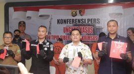 Direktur Reserse Kriminal Khusus Polda Sumsel, Kombes Pol Doni Satrya memberikan keterangan pers soal pengungkapan kasus peretasan situs SIBOS SMAN 2 Prabumulih.