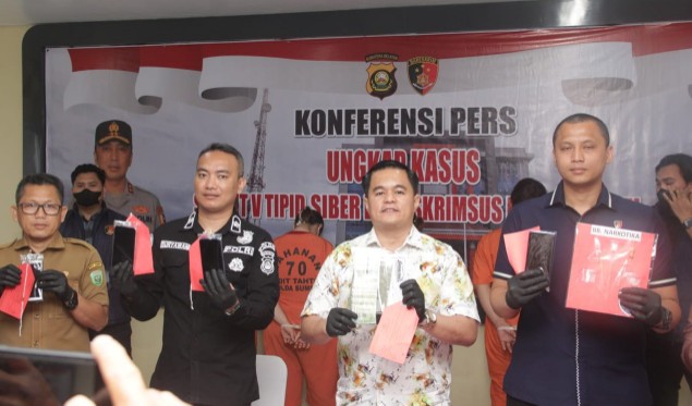Direktur Reserse Kriminal Khusus Polda Sumsel, Kombes Pol Doni Satrya memberikan keterangan pers soal pengungkapan kasus peretasan situs SIBOS SMAN 2 Prabumulih.
