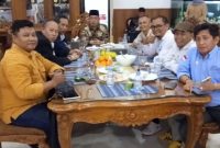 Bupati Bursah Zarnubi bersama wartawan usai acara pelantikan kepengurusan Serikat Media Siber Indonesia [SMSI] Kabupaten Lahat, di Pendopoan Rumah Dinas Bupati Lahat, Kamis 2 April 2026.