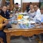 Bupati Bursah Zarnubi bersama wartawan usai acara pelantikan kepengurusan Serikat Media Siber Indonesia [SMSI] Kabupaten Lahat, di Pendopoan Rumah Dinas Bupati Lahat, Kamis 2 April 2026.