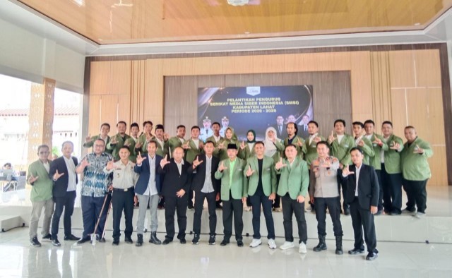 Foto pengurus Serikat Media Siber Indonesia [SMSI] Kabupaten Lahat periode 2026–2029 bersama Bupati Lahat Bursah Zarnubi, Dandim, Polres, Kejari, IMIPAS Lahat pada Kamis 2 April 2026