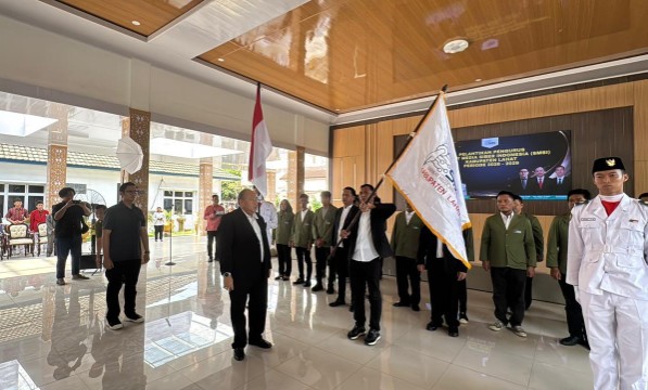 Penyerahan Bendera Pataka SMSI dari Ketua SMSI Sumsel kepada Ketua SMSI Kabupaten Lahat yang baru dilantik, Muchtahrim.