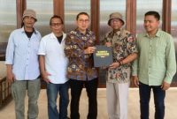Pelukis Edo Pop selaku Presiden Indonesia Raya Menggambar [gambar ist]