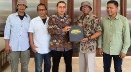 Pelukis Edo Pop selaku Presiden Indonesia Raya Menggambar [gambar ist]