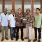 Pelukis Edo Pop selaku Presiden Indonesia Raya Menggambar [gambar ist]