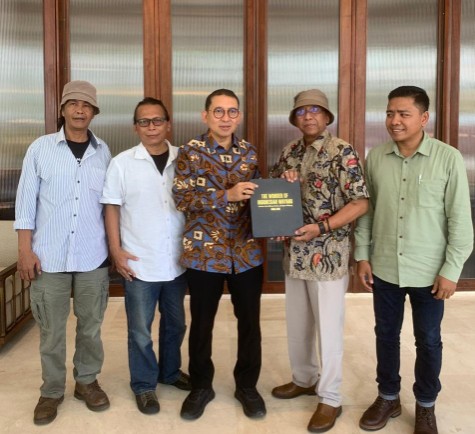 Pelukis Edo Pop selaku Presiden Indonesia Raya Menggambar [gambar ist]