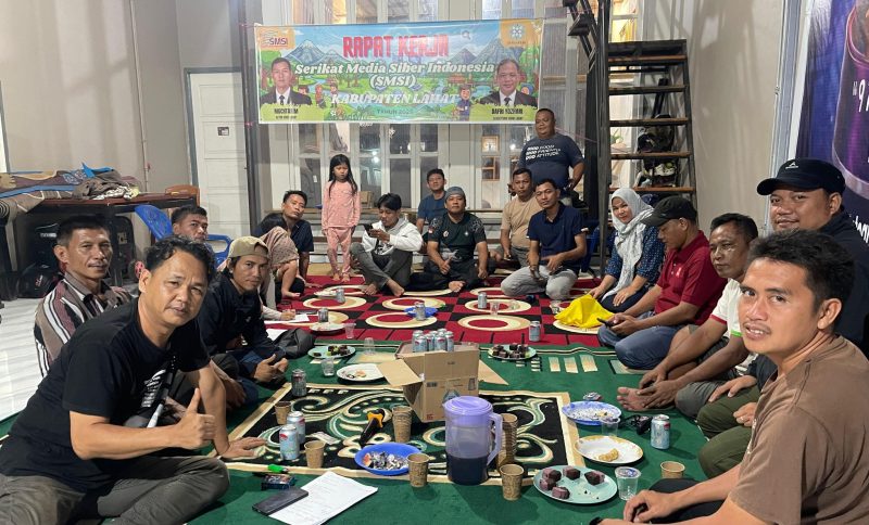 Serikat Media Siber Indonesia [SMSI] Kabupaten Lahat menggelar Rapat Kerja Daerah [Rakerda] Tahun 2026 yang berlangsung di kediaman Ketua SMSI Kabupaten Lahat, Minggu malam 5 April 2026.
