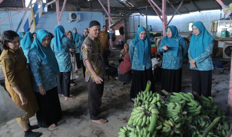 Ketua Tim Penggerak Pemberdayaan Kesejahteraan Keluarga [TP-PKK] Kabupaten Asahan, Yusnila Indriati Taufik, melakukan pembinaan lomba Upaya Peningkatan Pendapatan Keluarga [UP2K] di Aula Kantor Lurah Sentang, Selasa 7 April 2026.