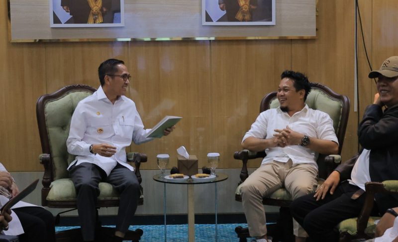 Wali Kota Palembang, Ratu Dewa, menerima audiensi Forum Cermin Kota dalam rangka memperkuat kolaborasi strategis guna mendorong percepatan pembangunan dan peningkatan kualitas layanan publik di Kota Palembang.